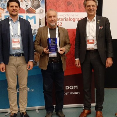 The award was accepted by Prof. Dr. Helmut Clemens (center). Left: Prof. Dr. Ronald Schnitzer; right: Prof. Dr. Frank Mücklich, the organizer of the International Materialography Conference in Saarbrücken.