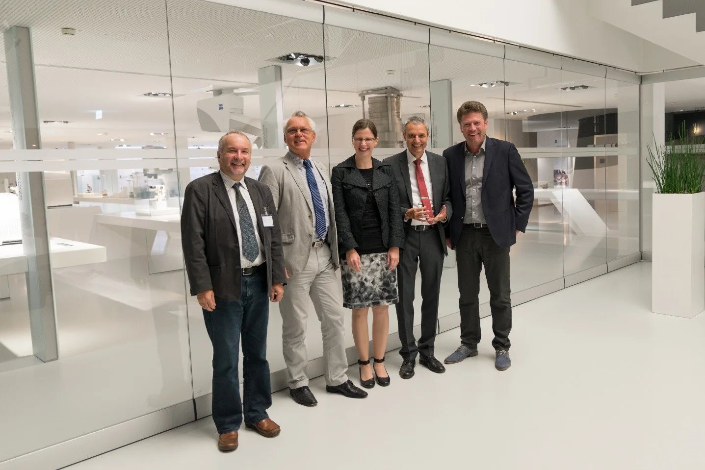 (vlnr) Helmut Clemens, Michael Panzenböck, Svea Mayer, Prof. Dr. Gerhard Schneider, Rektor der Hochschule Aalen und Leiter des Fachausschusses Materialographie, Dr. Timo Bernthaler