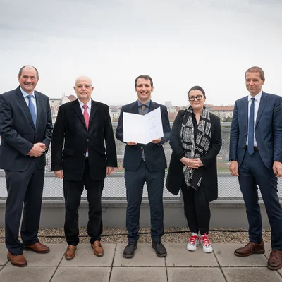 v.l.n.r.: Gerhard Hackl (Geschäftsführendes Vorstandsmitglied ASMET), Franz Rotter (ASMET-Präsident), Preisträger Lorenz Romaner (Montanuniversität Leoben), Ursula Jakubek (Kaufmännische Vizepräsidentin des FWF), Christof Gattringer (FWF-Präsident). 