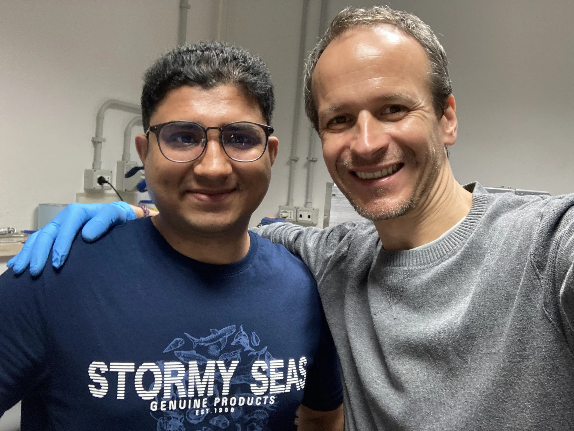 Successful recommissioning of a deposition system installed in the laboratories at RomaTre being a part of the Erasmus+ Staff Mobility Program of Rostislav Daniel (mit Dr. Saqib Rashid, left)