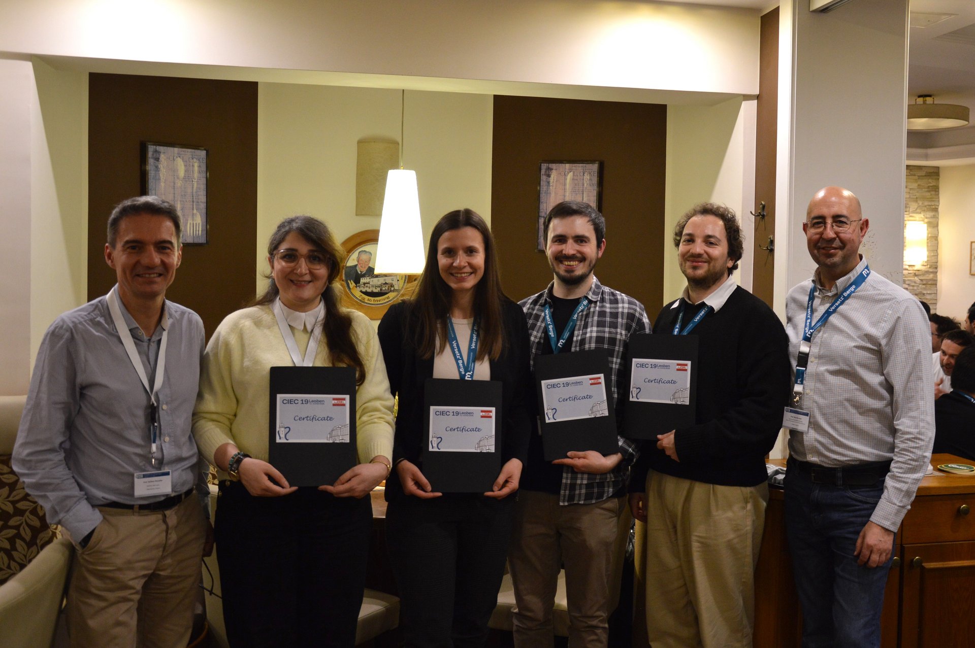 Abbildung 8: Die Preise wurden verliehen durch Univ.-Prof. Dr. Raul Bermejo (rechts im Bild), stellvertretend für die AuCerS, sowie Prof. Dr. Jérôme Chevalier (links im Bild), stellvertretend für die internationale Fachjury. Die Preisträgerinnen und Preisträger sind (v.l.n.r.): Saghar Fooladi Mahani (1. Preis, Poster), Annalena Erlacher (1. Preis, Vortrag), Tobias Prötsch (2. Preis, Vortrag) und Maximilian Munz (3. Preis, Vortrag).