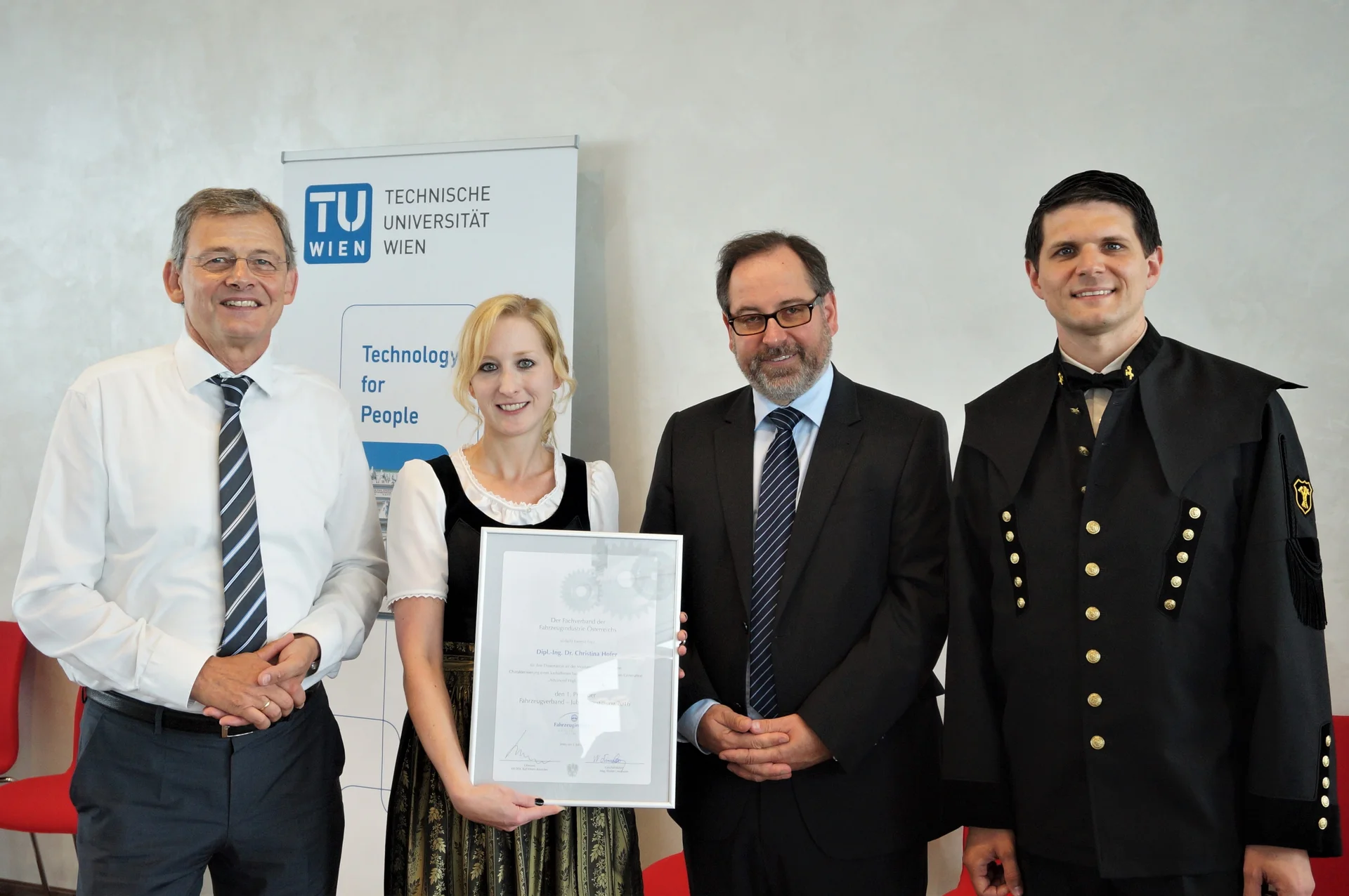 (v.l.n.r.): Univ.-Prof. Dr. Helmut Eichlseder (TU Graz), Christina Hofer, Mag. Andreas Gaggl MSc. (Stv. Geschäftsführer des Fachverbandes der Fahrzeugindustrie Österreichs), Ronald Schnitzer