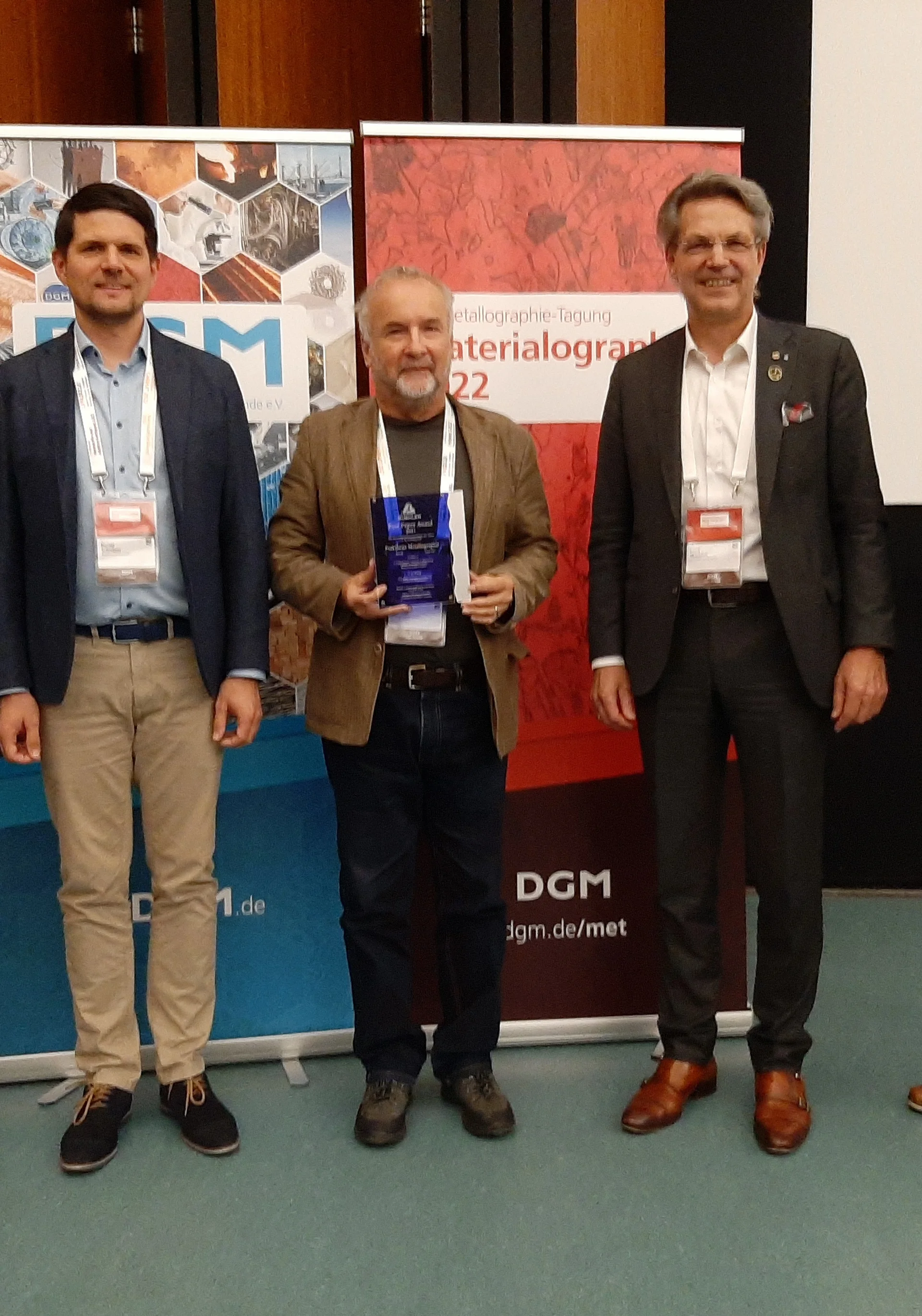 The award was accepted by Prof. Dr. Helmut Clemens (center). Left: Prof. Dr. Ronald Schnitzer; right: Prof. Dr. Frank Mücklich, the organizer of the International Materialography Conference in Saarbrücken.