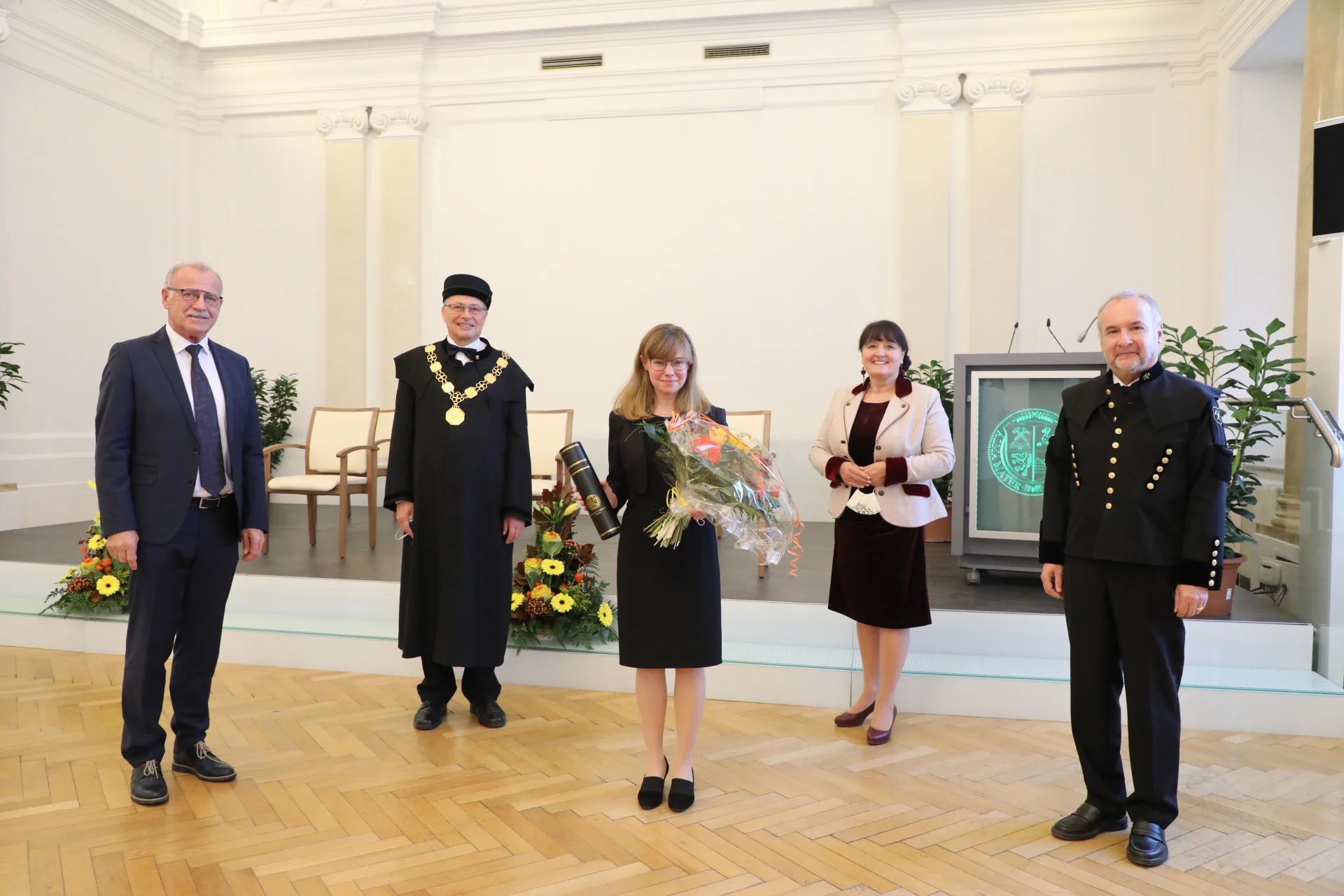 Petra Spörk-Erdely (Mitte) mit den Gratulanten v.l. Vizebürgermeister Max Jäger, Rektor Wilfried Eichlseder, Landtagspräsidentin Manuela Khom und Doktorvater Helmut Clemens (Foto Freisinger)