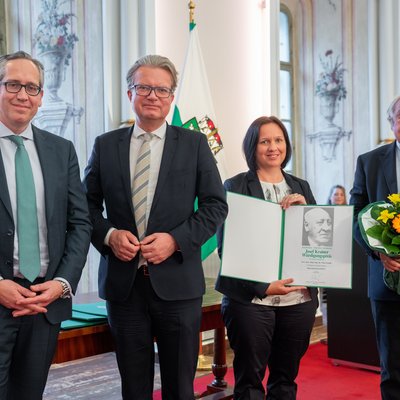 Clemens Jaufer, LH Christopher Drexler, Nina Schalk und Gedenkwerk-Obmann Gerald Schöpfer (v.l.) 