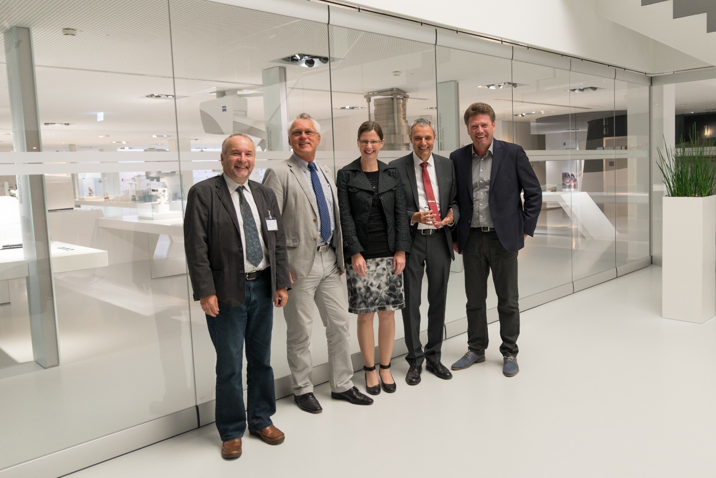 (vlnr) Helmut Clemens, Michael Panzenböck, Svea Mayer, Prof. Dr. Gerhard Schneider, Rektor der Hochschule Aalen und Leiter des Fachausschusses Materialographie, Dr. Timo Bernthaler