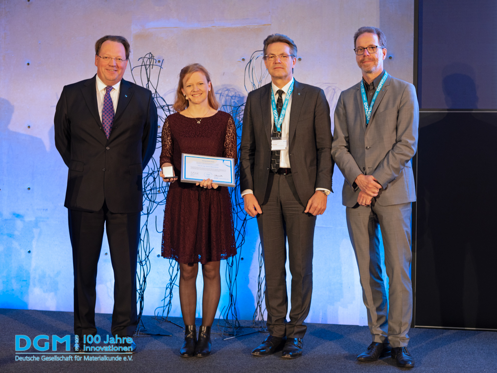 v.l.n.r.: Dr. Oliver Schauerte (Volkswagen), Verena Maier-Kiener, DGM-Präsident Prof. Dr. Frank Mücklich (Unversität des Saarlandes), für das Preiskuratorium Dr. Franz Roters (MPIE)