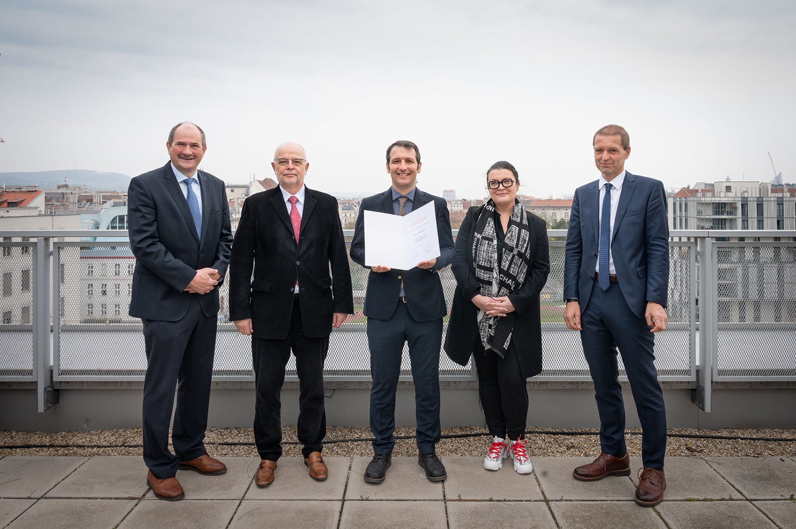 v.l.n.r.: Gerhard Hackl (Geschäftsführendes Vorstandsmitglied ASMET), Franz Rotter (ASMET-Präsident), Preisträger Lorenz Romaner (Montanuniversität Leoben), Ursula Jakubek (Kaufmännische Vizepräsidentin des FWF), Christof Gattringer (FWF-Präsident). 
